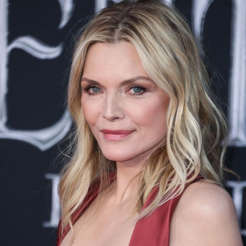 Michelle Pfeiffer Proves She S Aging Like Fine Wine In A Plunging Lace