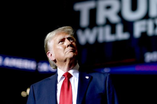 « On veut que tu construises ici » : Donald Trump menace Tim Cook