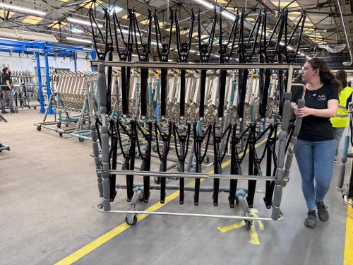 Visite au cœur de la plus grande usine de vélos de France : la manufacture française du cycle