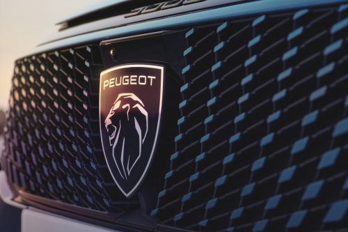 « On ne fera pas de voiture électrique à 20 000 euros chez Peugeot », le nouveau patron de la marque écarte l’idée d’une citadine pas chère