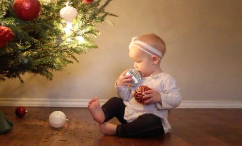 Weihnachten mit Baby - dieses süße Video ist schonungslos ehrlich