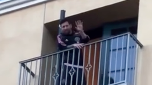 Lionel Messi von Fans auf dem Balkon eines Hotelzimmers entdeckt: Mall gucken, was der Messi macht!