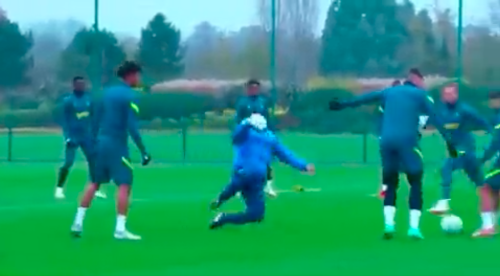 Conte Ball: Antonio Conte teilt im Tottenham-Training aus