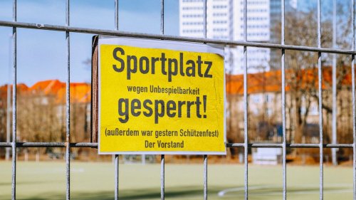 (CLUB) Ehrliche Sportplatz-Schilder: Spiel fällt aus