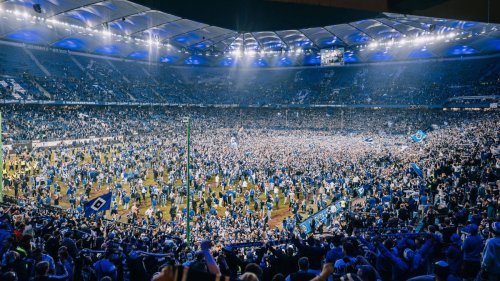 (CLUB) Warum Platzstürme wie beim HSV auch gefährlich sein können: Tsunami der Leiden(-schaft)