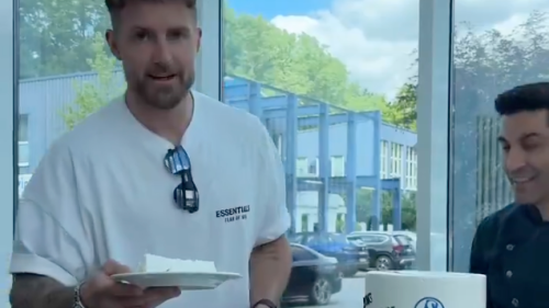 Ralf Fährmann schenkt den Schalke-Mitarbeitern zum Abschied eine Torte: Kuchen-Ralle
