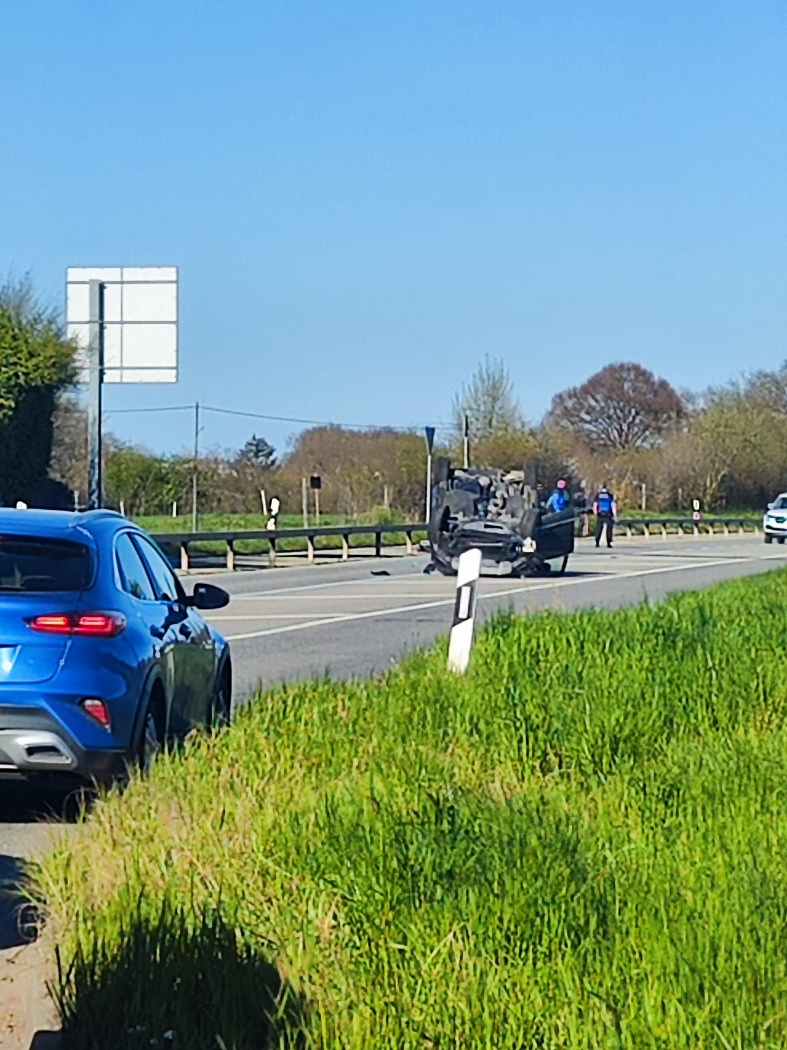 Une auto sur le toit et un heurt entre une voiture et une moto