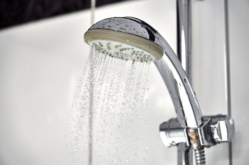 Legionellen: Jede zehnte Hotel- und Altersheimdusche fällt durch