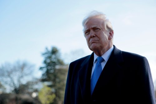 Trump retire à Biden l’accès aux informations confidentielles