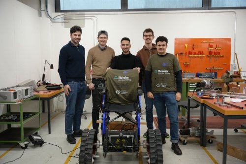 Studenten bauen Offroad-Rollstuhl für Festival