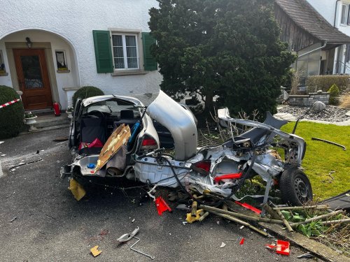 Auto kracht in Laterne und Haus – Feuerwehr muss Lenker bergen