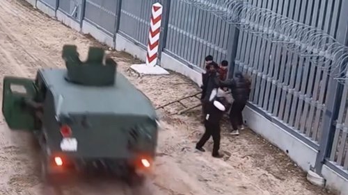 Migranten durchtrennen Grenzzaun mit Schneidbrenner