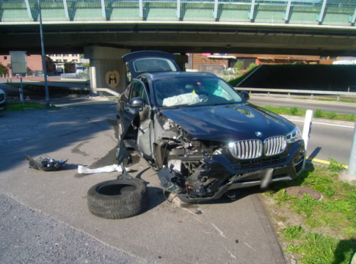Son accident de voiture a failli lui coûter sa naturalisation