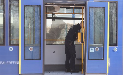 Horror im Tram: Mann zündet Frau an und flüchtet