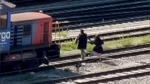 «Nicht normal» – Pärchen überquert Gleise
