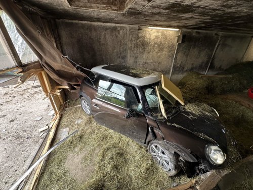 Waldstatt: Frau kracht mit Auto in Kuhstall