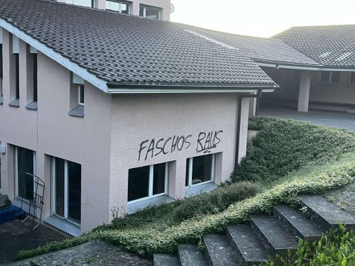 «Total linksradikal» – Schulhaus mit Antifa-Graffitis besprayt