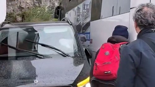 Auto und Bus eingeklemmt: An der Amalfiküste wird es wieder eng