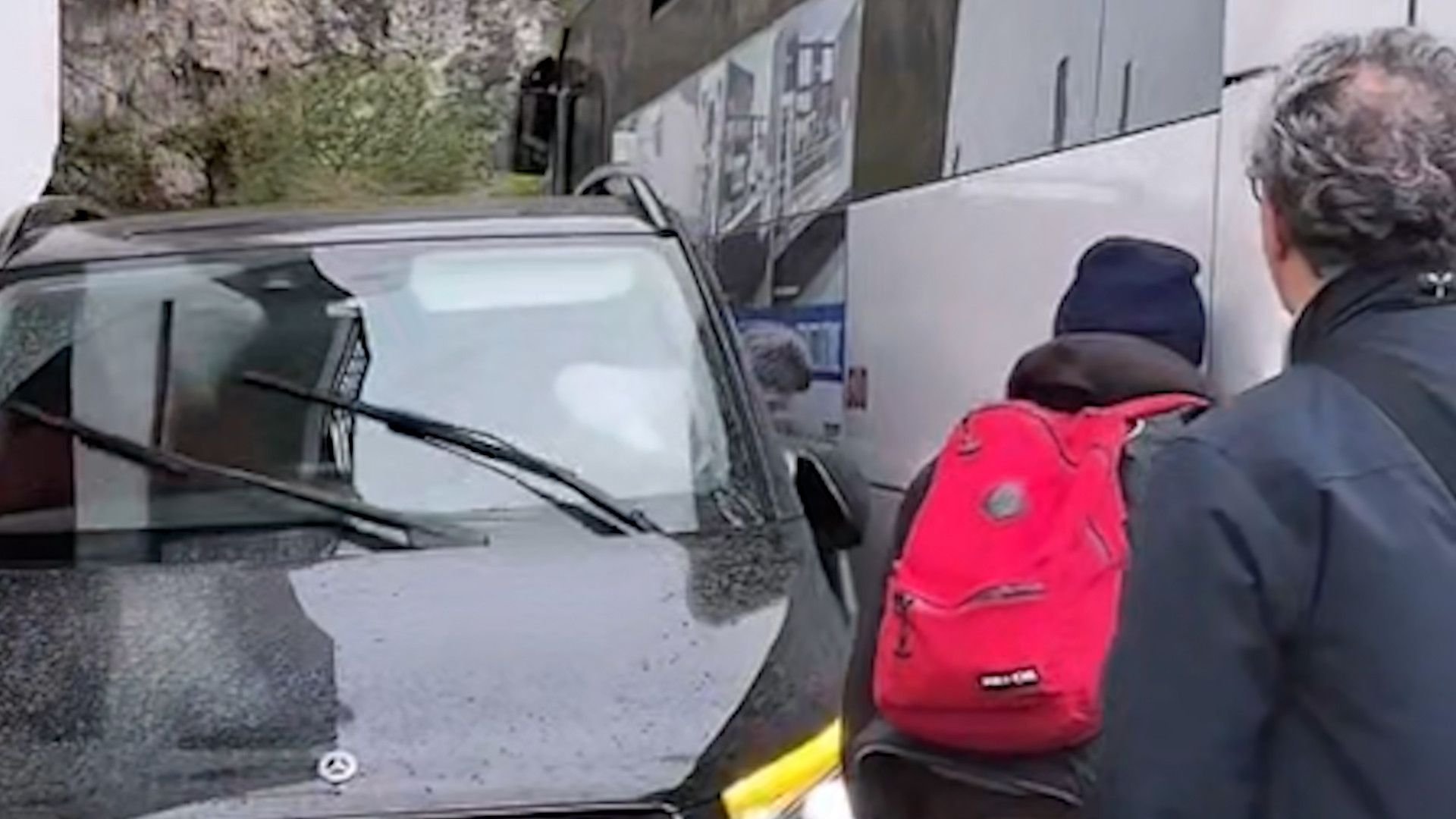 Auto und Bus eingeklemmt: An der Amalfiküste wird es wieder eng