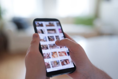 Mann zeigt Bub (13) Porno durch WC-Kabine – 6400 Franken Strafe