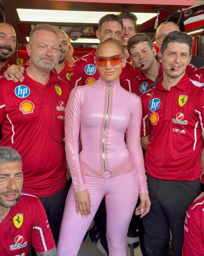 «Ein bisschen Glamour» – JLo heizt Ferrari in der Boxengasse ein