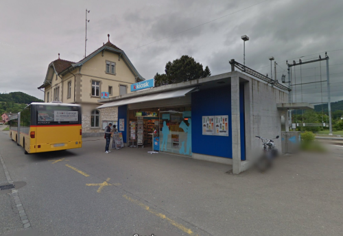 Mann mit Stichwaffe überfällt Kiosk