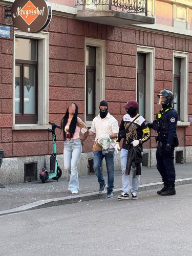 Grosser Polizeieinsatz im Kreis 5: Mindestens eine Frau verhaftet