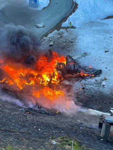 Kleinflugzeug stürzt neben Haus ab – drei Menschen sterben