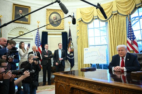 Trump annonce des droits de douane de 25% sur les voitures