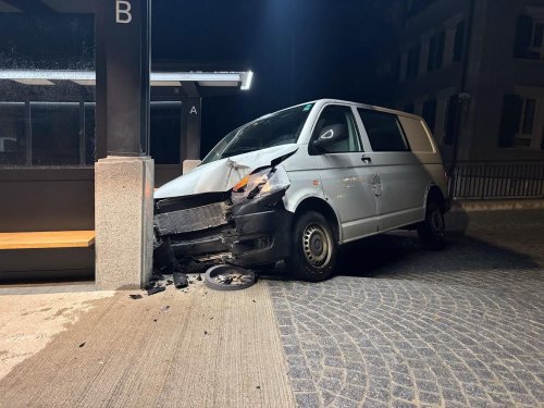 «Plötzlich rannte er weg» – Lieferwagen kracht in Bushaltestelle
