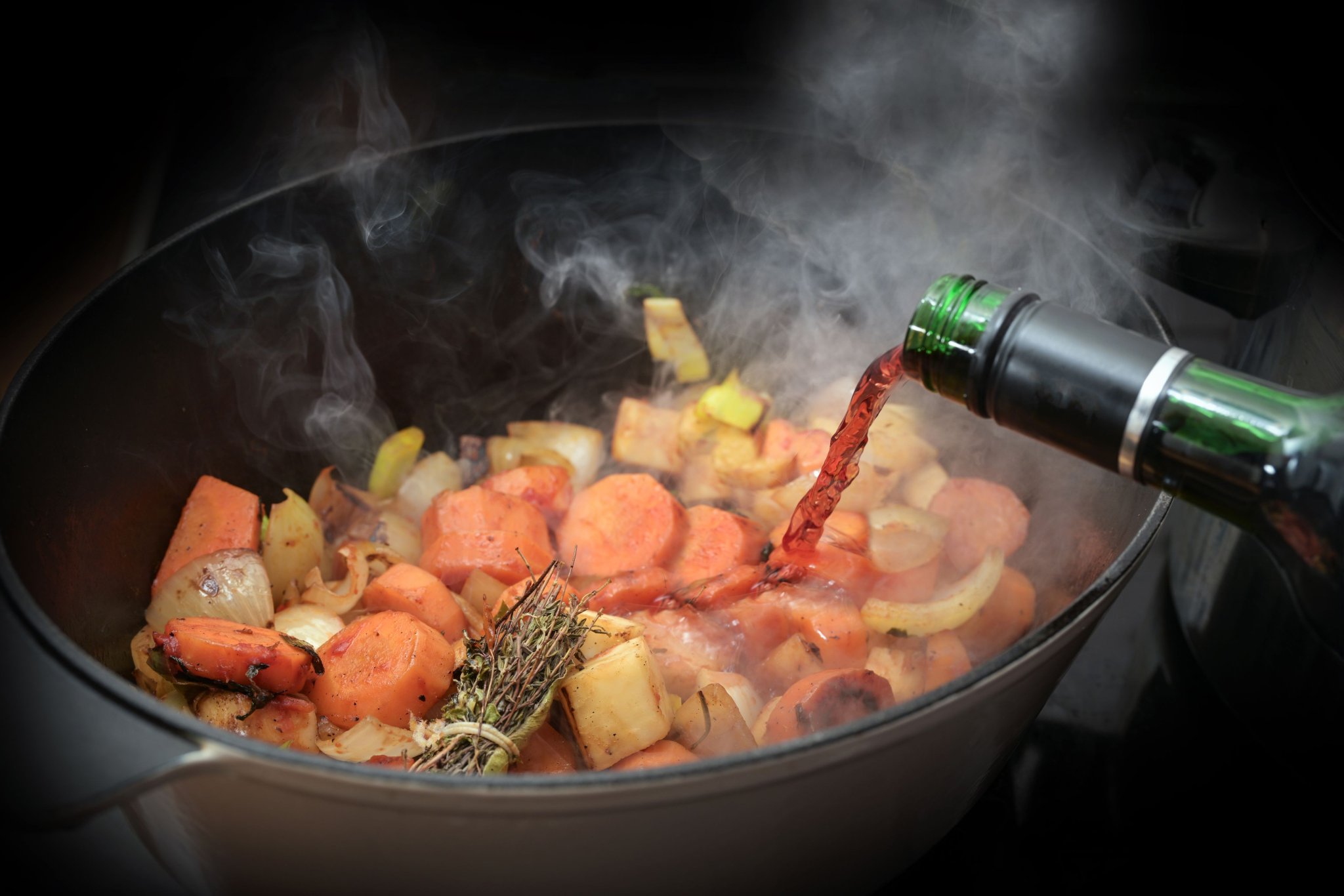 Nein, Alkohol im Essen verkocht nicht automatisch