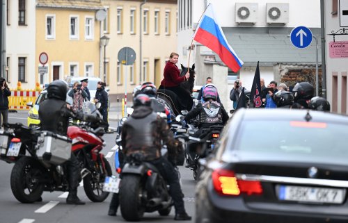 Plötzlich tauchen Putins Nachtwölfe bei Weltkriegsgedenken auf