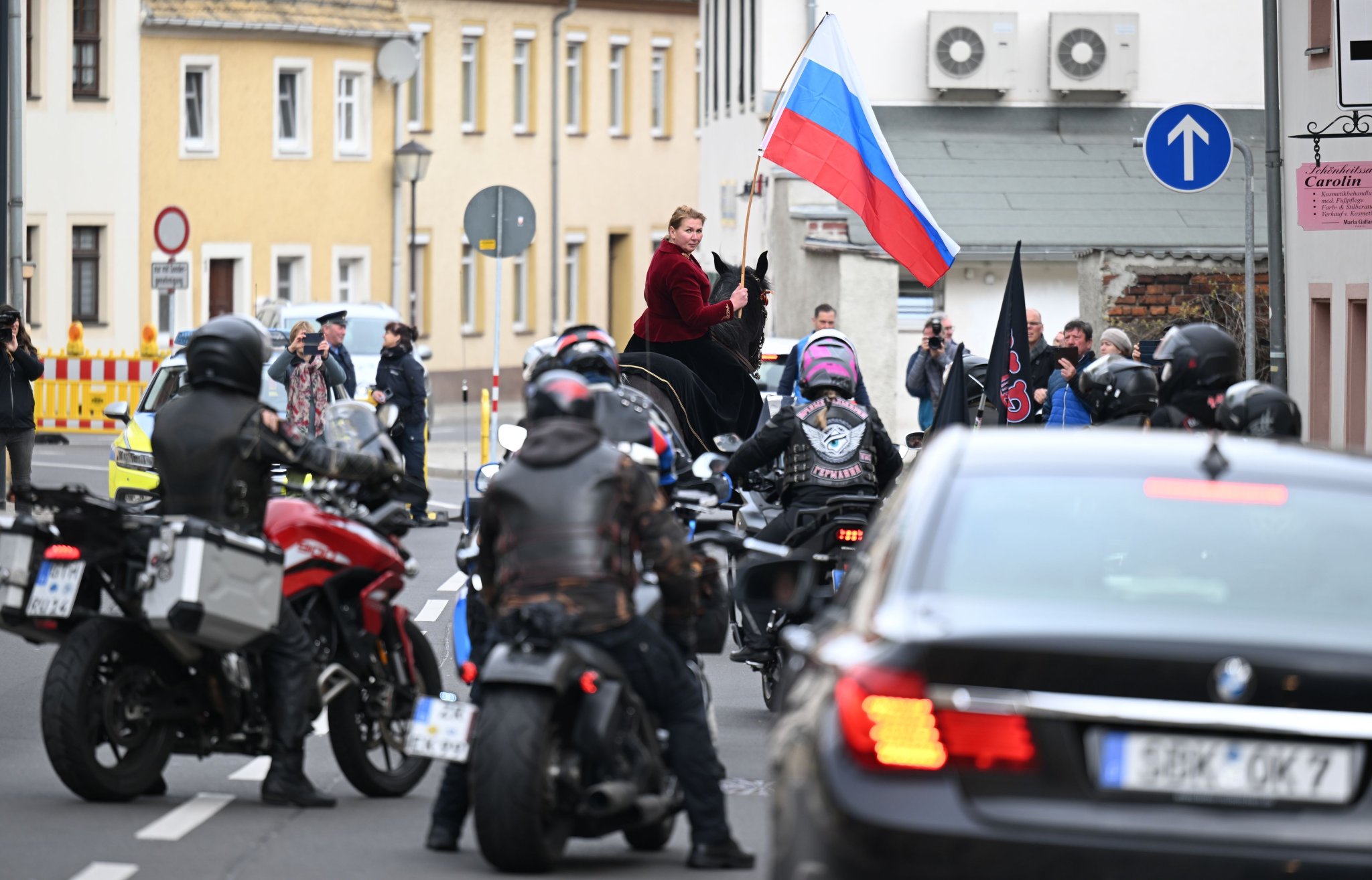 Plötzlich tauchen Putins Nachtwölfe bei Weltkriegsgedenken auf