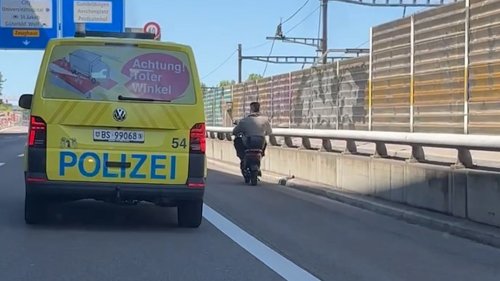 Fiona traute ihren Augen nicht: Polizei eskortiert E-Mofa-Fahrer