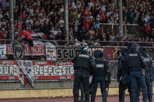 Nach Fussballspiel: Jugendlicher (17) verletzt Polizisten