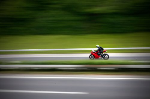 Töfffahrer rast mit 110 km/h durch 50er-Zone – Fahrausweis weg