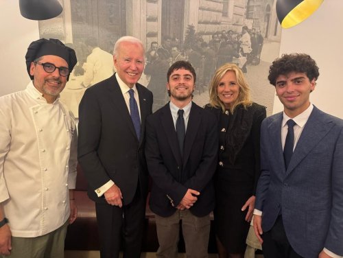 Biden isst Spaghetti in Familienrestaurant – und macht Selfies