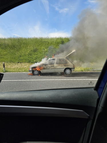 Une voiture en flammes perturbe le trafic sur l’A1