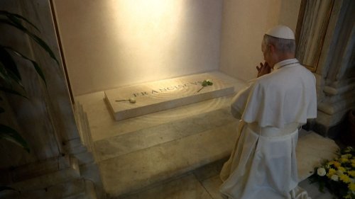 Bejubelt wie ein Filmstar: Papst Leo betet am Grab von Franziskus