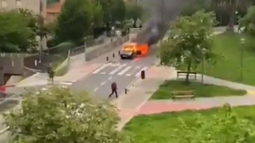 Une voiture en feu et sans conducteur file en pleine rue