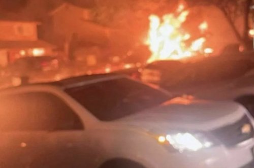 Flugzeug stürzt auf Wohngebiet ab und löst ein Inferno aus