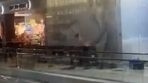 Mann verpasst Flug und rastet völlig aus