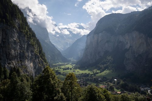 Elon Musk und seine KI feiern die Schweizer Landschaft auf X