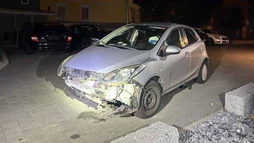 Gas und Bremse verwechselt: 19-Jähriger kracht in Mauer