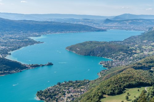 Sa voiture chute à 10 m dans le lac, elle s’en tire toute seule
