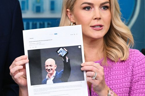 Jeff Bezos auf dünnem Eis: Amazon macht Trumps Zölle sichtbar