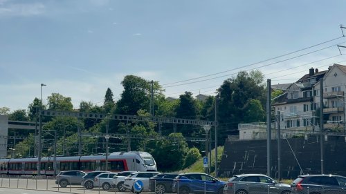 Überfüllte Busse sorgen für Pendlerfrust – jetzt fährt Zug wieder
