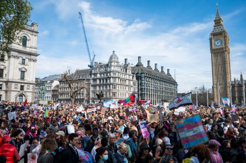 Nach Londoner Urteil: Tausende protestieren für trans Rechte