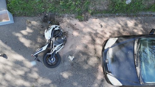 Waghalsiges Überholmanöver: Biker überlebt Frontalcrash mit Auto
