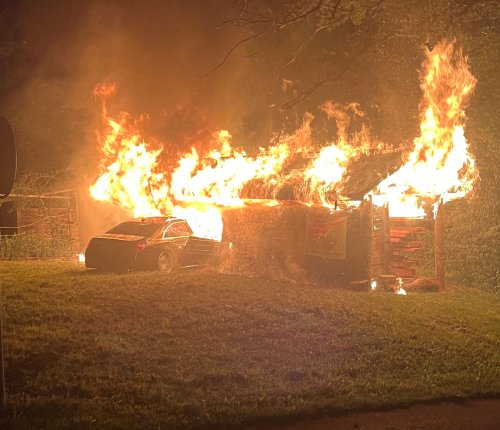 26-Jähriger kracht in Unterstand – Auto fängt Feuer
